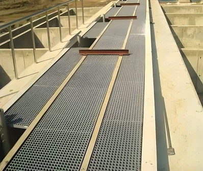 FRP grating industrial walkway installation with anti-slip surface in petrochemical plant FRP grating industrial walkway installation with anti-slip surface in petrochemical plant